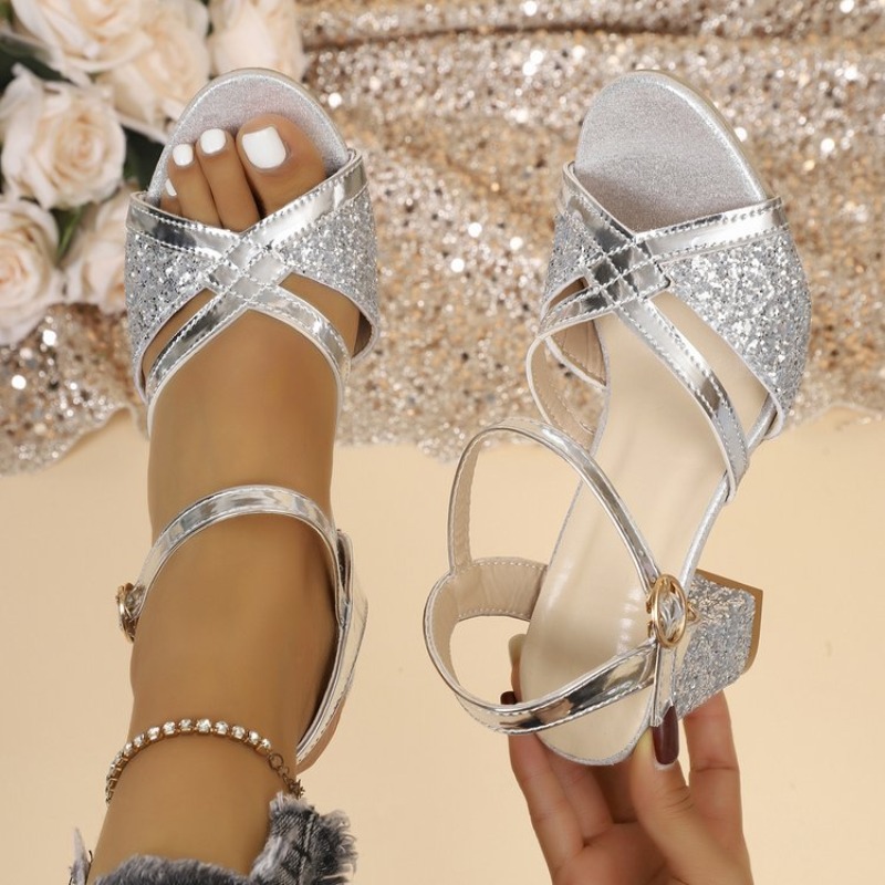 Sandal Strappy Heeled - รองเท้าส้นบล็อกแบบเปิดนิ้วเท้าประดับสายไขว้สีทองวิบวับ พร้อมหัวเข็มขัดรัดข้อเท้า เหมาะสำหรับงานพรอม งานแต่งงาน งานปาร์ตี้ หรืองานเลี้ยง