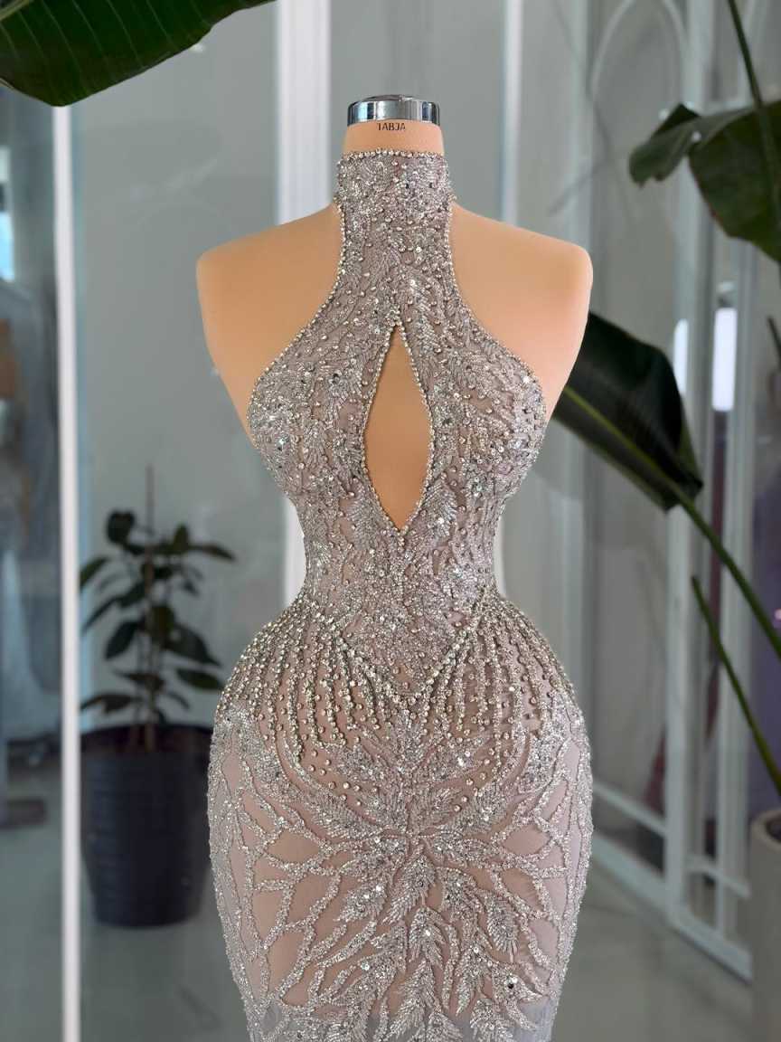 ชุดราตรีทรงเรียบหรู คอแบบฮัลเต - Maxi Dress Halter บทวิจารณ์และราคา